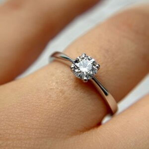 Solitaire ring round cut