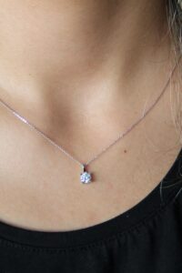 Classic solitaire style pendant Round brilliant cut
Hight quality cubic zirconia 
Premium looking piece 
Sterling silver 925

